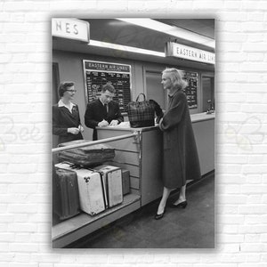 Stampa/Manifesto di Slim Aarons Pulitzer al check-in - Patsy Pulitzer (nata Patsy Bartlett) al check-in all'aeroporto, Palm Beach, Florida, 1955.