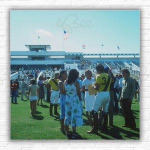 Stampa/poster del set da polo Slim Aarons Boca Raton - Giocatori e amici a una partita di polo, Royal Palm Polo Club, Boca Raton, Florida