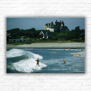 Stampa/Manifesto di Slim Aarons Rhode Island Surfers - Surfisti al largo del Rhode Island, settembre 1965.