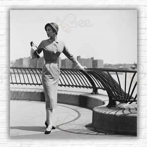 Schmales Aarons New York Fashion Design Print/Poster - Eine junge Frau modelliert ein Kleid mit Gürtel und Bleistiftrock, New York City, Juni 1953.