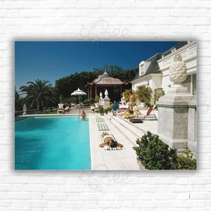 Stampa/poster di Slim Aarons Poolside Chez Holder: ospiti a bordo piscina nella casa di Albin Holder a Palm Beach, Florida, maggio 1970.