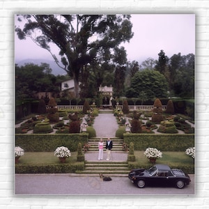 Stampa/Poster di Slim Aarons J. Gordon Douglas - Il signor J. Gordon Douglas e la signora nei giardini formali della loro casa di Santa Barbara, California.