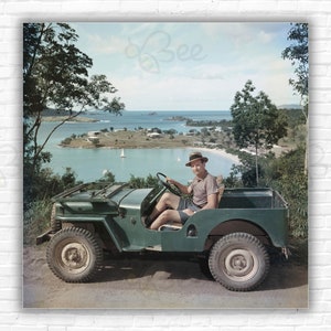 Stampa/Manifesto Slim Aarons in una Jeep - Laurance Rockefeller, figlio del magnate del petrolio e filantropo J D Rockefeller, seduto in una jeep, 1957.