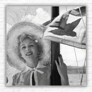 Stampa/poster della gita in barca di Slim Aarons Evas: l'attrice cinematografica di origine ungherese Eva Gabor durante una gita in barca di un giorno durante una vacanza in Giamaica.