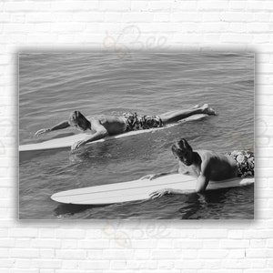Stampa/Manifesto dei fratelli surfisti Slim Aarons: Freddie e Howard Cushing fanno surf a Newport Beach, Rhode Island, settembre 1965.