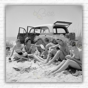 Stampa/Poster di Slim Aarons sulle vacanze di primavera: picnic degli studenti delle superiori sulla spiaggia di Bonita Springs, Florida.