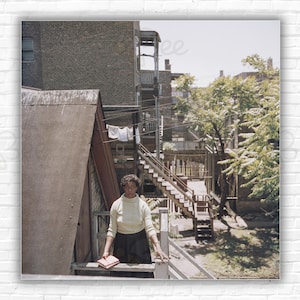 Slim Aarons Gwendolyn Brooks, poetessa di Chicago Stampa/Manifesto - 1960: la poetessa Gwendolyn Brooks sui gradini posteriori della sua casa a Chicago.