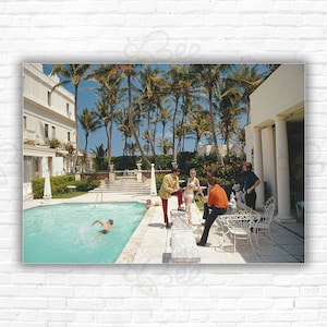 Stampa/Manifesto di Slim Aarons in posa a bordo piscina - Una piscina a Palm Beach, Florida, 1968.