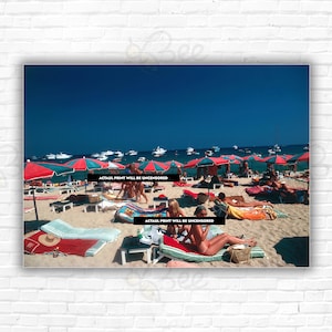 Slim Aarons Beach en St. Tropez Impresión/Póster: Bañistas en la playa de St. Tropez, Francia, 1977.
