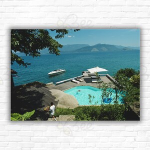 Impression/poster Slim Aarons Pool By The Sea - Une piscine et une terrasse surplombant la mer à Angra Dos Reis, Brésil, 1985.