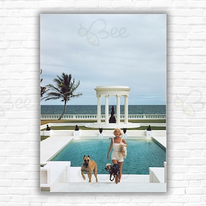 Slim Aarons CZ's Dogs Stampa/Poster - C.Z. Guest con cani presso Grecian Temple Pool a Villa Artemis, Palm Beach Oceanfront Estate, Florida