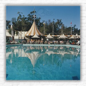Stampa/poster Slim Aarons Poolside Reflections - Turisti che si rilassano a bordo piscina al Beverly Hills Hotel Sunset Boulevard in California