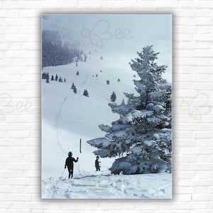 Stampa/Manifesto "Slim Aarons scia a Vail": sciatori passano accanto a un albero innevato a Vail, Colorado, USA, 1964.