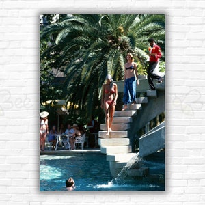 Impresión/póster de Slim Aarons en Habitation Leclerc: bañistas en dirección a la piscina, seguidos por un camarero con cócteles en Habitation Leclerc, Haití