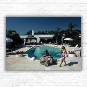 Stampa/Manifesto di Slim Aarons Laura Farish - Marzo 1991: Laura Farish passeggia nella sua piscina a Boca Grande, Florida.