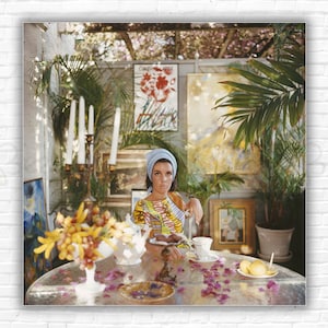 Stampa/Poster di Wendy Vanderbilt di Slim Aarons: la celebrità americana Wendy Vanderbilt a casa sua a Palm Beach, Florida, USA, 1964.