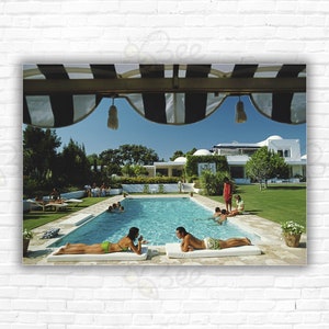 Schmales Aaron am Pool - In Sotogrande Print/Poster - Badegäste am Pool in Sotogrande, Spanien, August 1975.