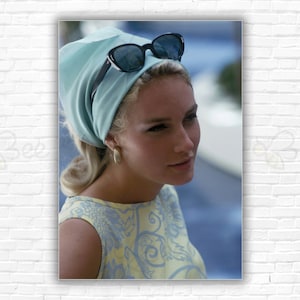 Stampa/manifesto di moda di Slim Aarons Pulitzer: una giovane donna indossa un abito a tubino e un foulard di Lilly Pulitzer, Palm Beach, Florida, 1964.