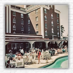 Stampa/manifesto della passeggiata a bordo piscina di Slim Aarons: una sfilata di moda al Colony Hotel di Palm Beach, Florida, 1961.