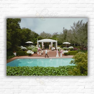 Stampa/Manifesto "Slim Aarons Poolside Drinks" - Maggio 1975: Ospiti a bordo piscina nella casa di Dorothy Laughlin a Santa Barbara.