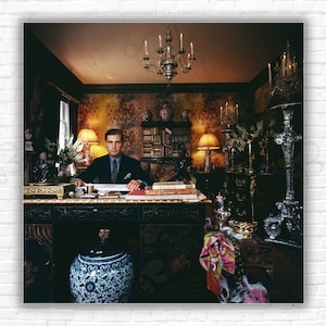Schmales Aarons Cozy Print/Poster - Vincent Fourcade in New Yorker Wohnung mit Coromandel-Schreibtisch & K'ang Hsi Tempelglas