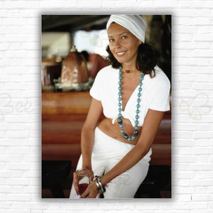 Stampa/Poster di Slim Aarons Marie von Alvensleben - Marie von Alvensleben in un bar sull'isola privata Peter Island, nelle Isole Vergini Britanniche.