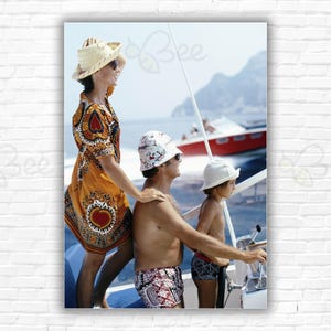 Stampa/poster "Slim Aarons Motor Holiday" - Una gita in famiglia in motoscafo a Porto Ercole, in Toscana, circa 1975. Aaron Photo