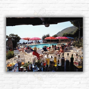 Stampa/poster del bar a bordo piscina di Slim Aarons: ospiti visti dal bar a bordo piscina dell'Hotel Il Pellicano a Porto Ercole, Italia, agosto 1980.
