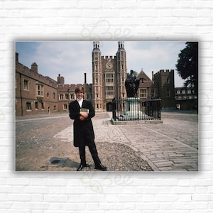 Slim Aarons An Hon Print/Poster - William Stonor a Eton, futuro 8° barone Camoys, discendente della Brown University e figlioccio di J. Carter-Brown.
