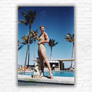 Stampa/Poster di Slim Aarons Esther Williams - La nuotatrice e star del cinema Esther Williams a bordo piscina in Florida, 1955.