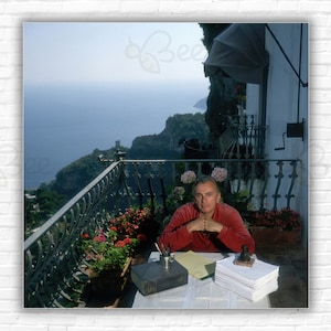 Stampa/Manifesto di Slim Aarons Gore Vidal - Lo scrittore americano Gore Vidal al lavoro su un balcone a Positano, 1979.