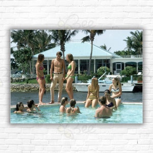 Stampa/poster di Slim Aarons Phil Richards Pool - Una festa a bordo piscina nella casa di Phil Richards a Fort Lauderdale, Florida, maggio 1970.