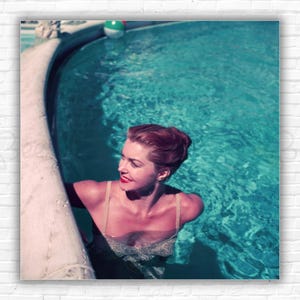 Slim Aarons Esther Williams in piscina Stampa/Poster - L'attrice e nuotatrice Esther Williams in una piscina della Florida Aaron Photo