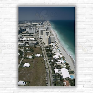 Stampa/poster aereo di Slim Aarons su Miami Beach: vista aerea degli hotel lungo la costa di Miami Beach, Florida, aprile 1972.