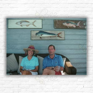 Stampa/Manifesto The Vehslages di Slim Aarons: il signor e la signora Vehslage seduti su un divano al Beach Club di Boca Grande, Florida, marzo 1991.
