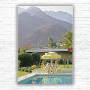 "Schmales ""Aarons Poolside Scenery"" Poster/Druck - Nelda Linsk, Lita Baron & Helen Dzo Dzo Kaptur am Pool im Linsks Wüstenhaus, Palm Springs."
