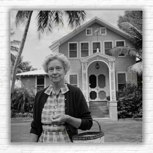 Stampa/manifesto della Slim Aarons Society Matron: la signora Joseph Verner Reed ('Mrs Hobe Sound') di fronte al Jupiter Island Club, Palm Beach, 1960.