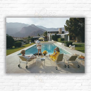 "Schmales ""Aarons Poolside Poodle"" Poster/Poster - Helen Dzo Dzo Kaptur Nelda Linsk & Lita Baron am Pool im Kaufmann Desert House Palm Springs."
