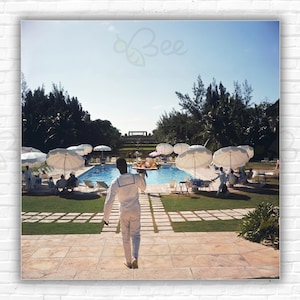 Stampa/Manifesto dello Slim Aarons Ocean Club a Paradise Island: un cameriere serve drink all'Ocean Club di Paradise Island nelle Bahamas, 1963.