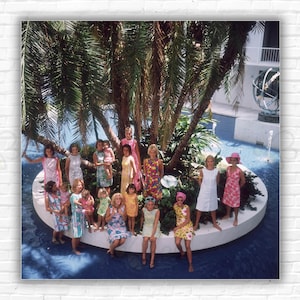 Slim Aarons Pulitzer Fashions Stampa/Poster - Wendy Vanderbilt e Palm Beach Matrons in Lilly Pulitzer Designs, Palm Beach, Florida, 1964