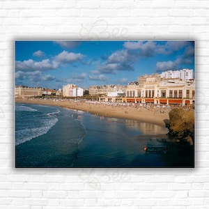 Impresión/póster de Slim Aarons sobre el paseo marítimo de Biarritz: la playa y la costa frente al mar en Biarritz, Francia, 1960. Foto de Aaron.