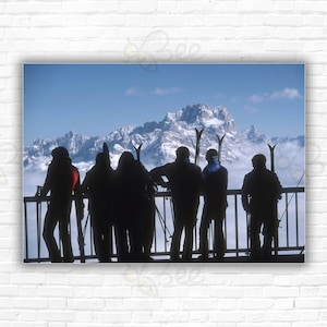 Stampa/Poster Cortina Dampezzo di Slim Aarons - Un gruppo di sciatori ammira il panorama sulla valle di Cortina d'Ampezzo, Italia, marzo 1982.