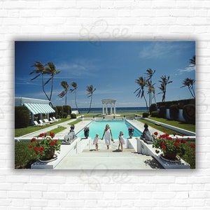 Stampa/poster neoclassico della piscina Slim Aarons - Sig.ra T. Dennie Boardman e i figli Samuel Jay e Sarah alla piscina, Palm Beach, Florida