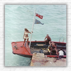 Stampa/poster di Slim Aarons Andros Island - Amici si preparano per una giornata di snorkeling ad Andros Island, Bahamas, 1957.