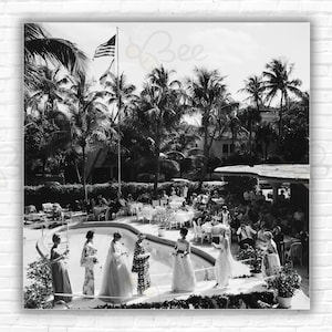 Stampa/manifesto della sfilata di moda di Slim Aarons a Palm Beach - Una sfilata di moda a bordo piscina al New Colony Hotel, Palm Beach, Florida, 1962.