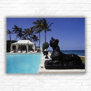 Stampa/poster del pranzo a bordo piscina di Slim Aarons - Ospiti che cenano a bordo piscina nella casa della signora Reed Albee, Palm Beach, Florida, aprile 1968