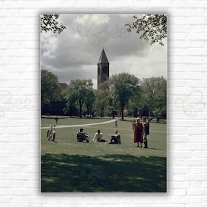Stampa/poster del campus Cornell di Slim Aarons: studenti della Cornell University, New York, con l'edificio principale che svetta sopra gli alberi.