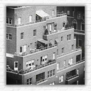 Stampa/poster Slim Aarons NY Apartments - Park Lane Apartments con design a gradini e balconi, New York
