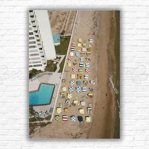 Stampa/poster di Slim Aarons Fort Lauderdale Beach: vista aerea di un resort sulla spiaggia di Fort Lauderdale, Florida, febbraio 1970.