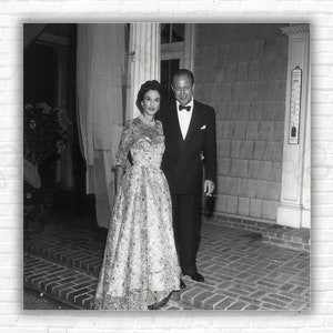 Slim Aarons Bill And Babe Stampa/Poster - Il presidente della CBS William Paley con la moglie Babe alla festa di Sarah Roosevelt a Greentree, Long Island